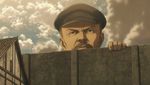 
Скриншот из аниме 'Атака Титанов' с моментом, когда Титан заглядывает через стену, но вместо Титана - Владимир Ильич Ленин в своей характерной кепке.
