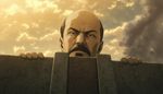 
Скриншот из аниме 'Атака Титанов' с моментом, когда Титан заглядывает через стену, но вместо Титана - Ленин.

